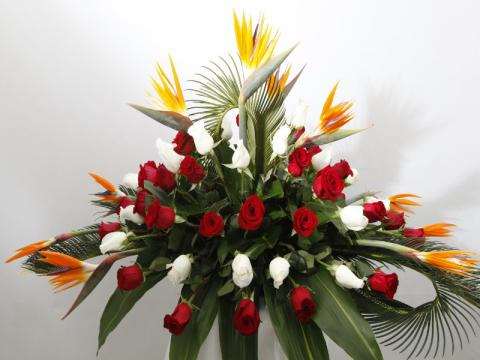 Product-180 Red rose floral arrangement for anniversary — Flower Empire Aurora florist serving North York